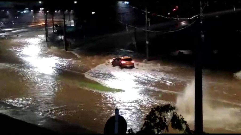 carro na enchente em belo horizonte