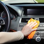 Dicas de como cuidar do interior do seu carro e evitar manchas, odores e desgastes.