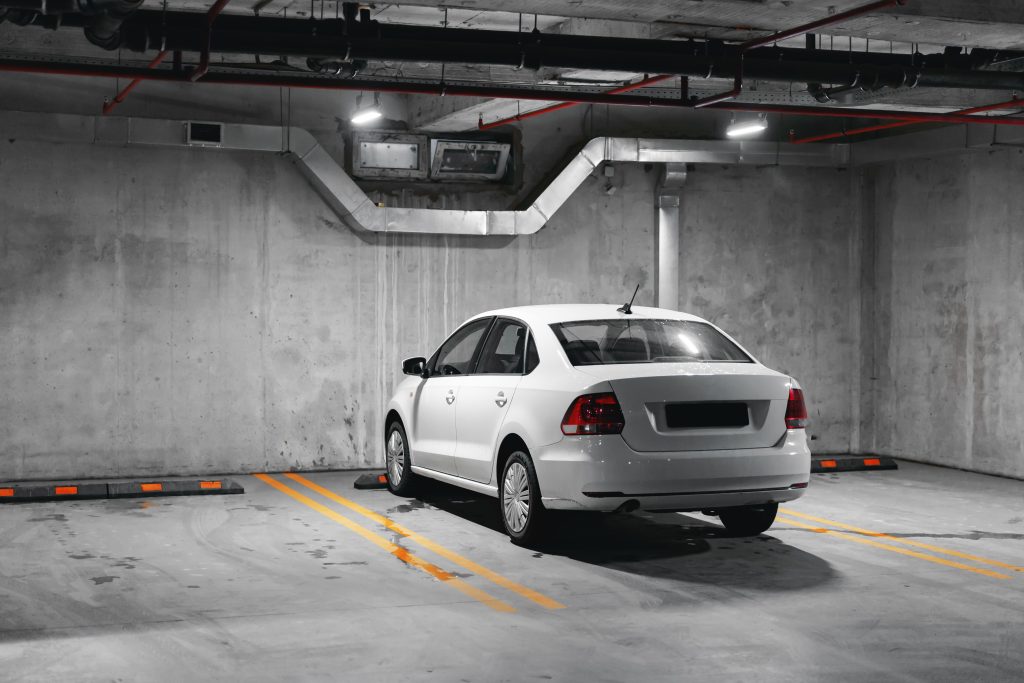 Como Aumentar a Vida Útil da Bateria do Carro? underground car parking shopping center