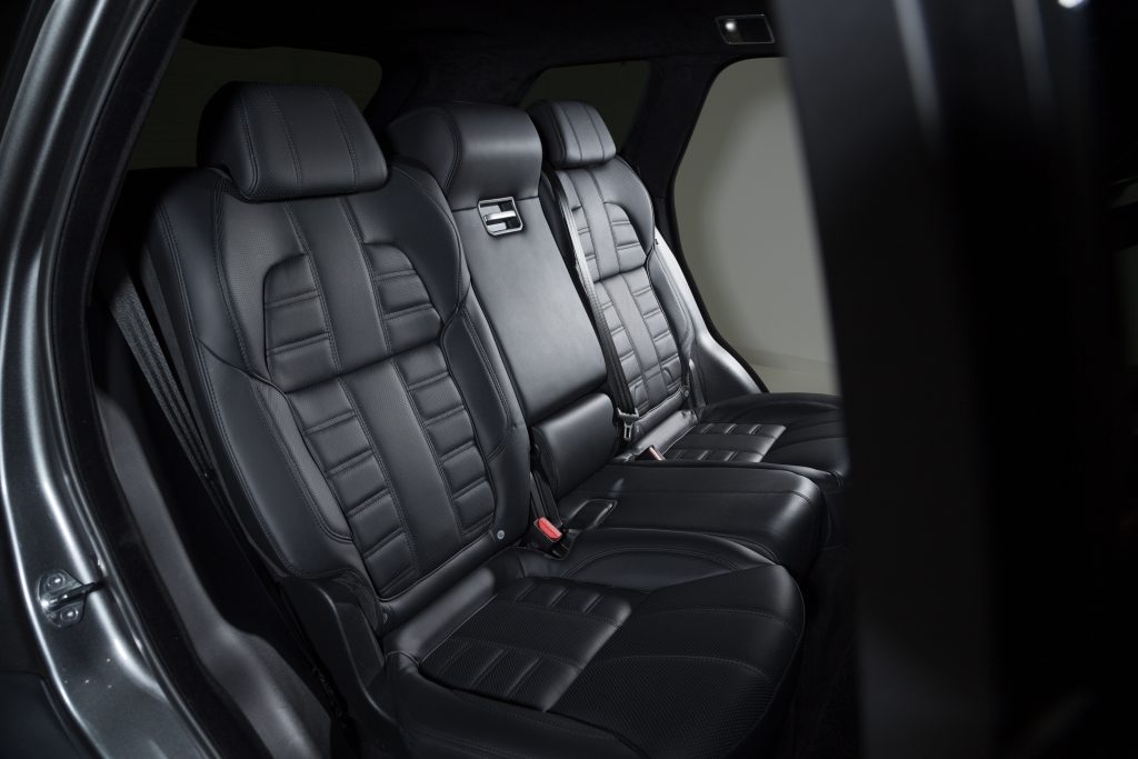 Entenda a importância da higienização interna do seu carro detalhes pretos do interior de um carro moderno de luxo 1