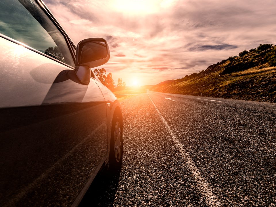 Películas Automotivas e Conforto Térmico: Viaje com Elegância e Frescor viajar de carro por uma estrada ensolarada