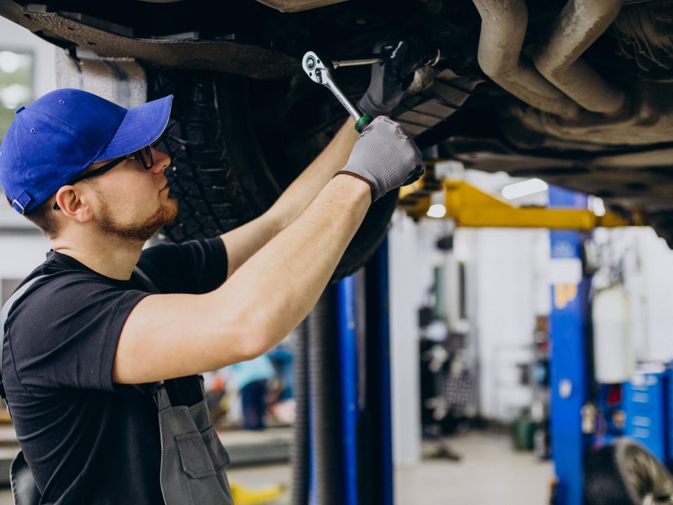 A Importância da Revisão Veicular mecanista de automoveis fazendo servico de automoveis