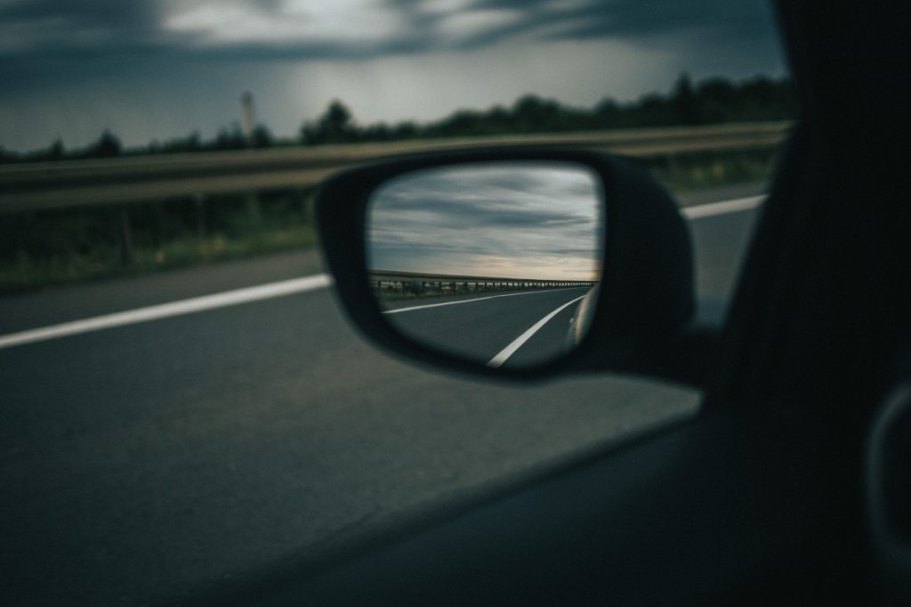 7 Dicas para evitar danos nos retrovisores do seu veículo selective focus shot highway reflection car side mirror