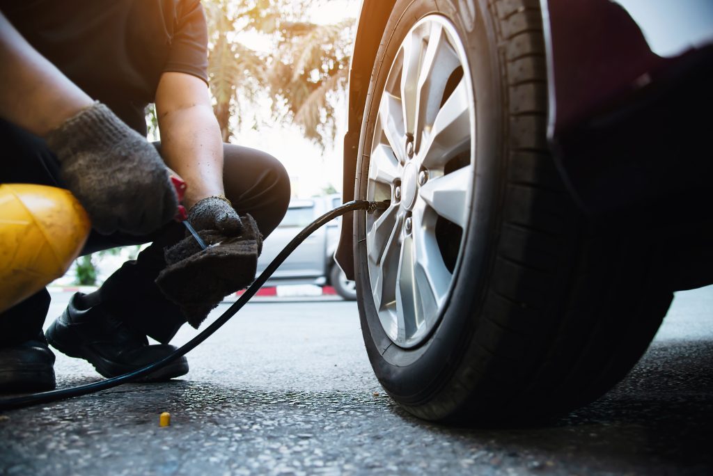 Como cuidar das rodas do seu carro para mantê-las sempre brihnates tecnico e inflar pneu de carro conceito de seguranca de transporte de servico de manutencao de carro