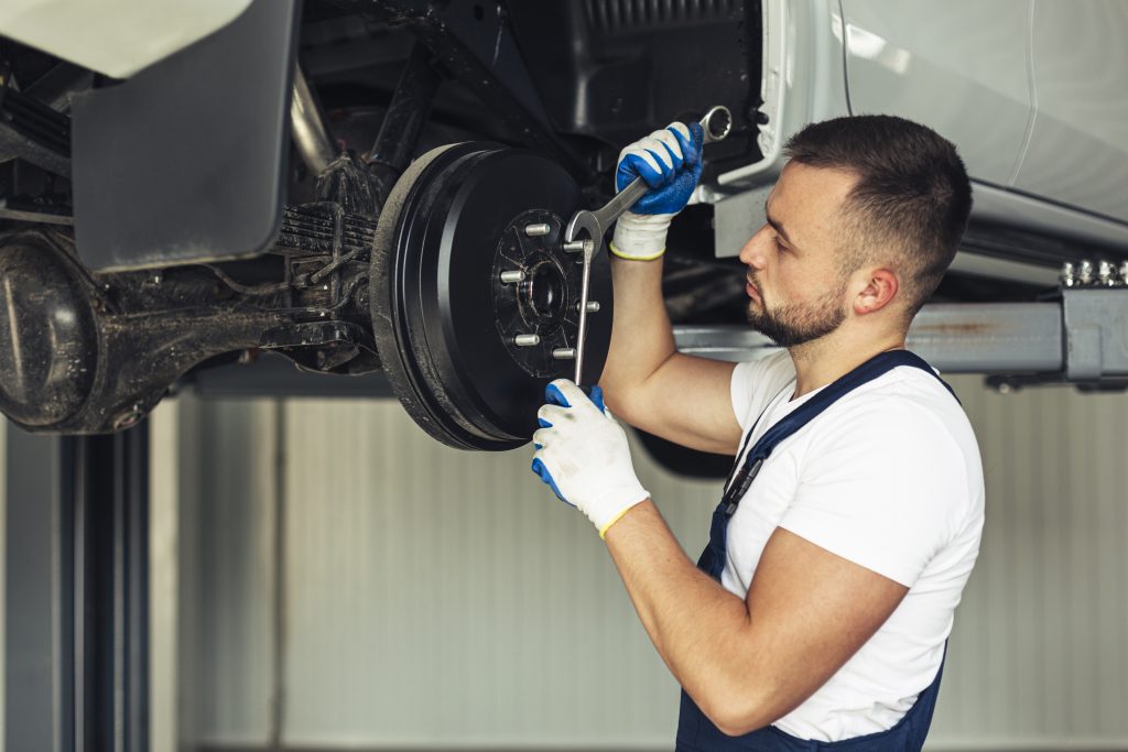 Identificando e Corrigindo Desalinhamento de Direção: Um Guia Essencial vista frontal carro servico masculino empregado