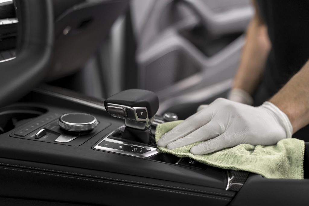 Desvendando os Segredos da CarSoul na Remoção de Odores e Higienização de Interiores Automotivos close no processo de cuidado do carro 4
