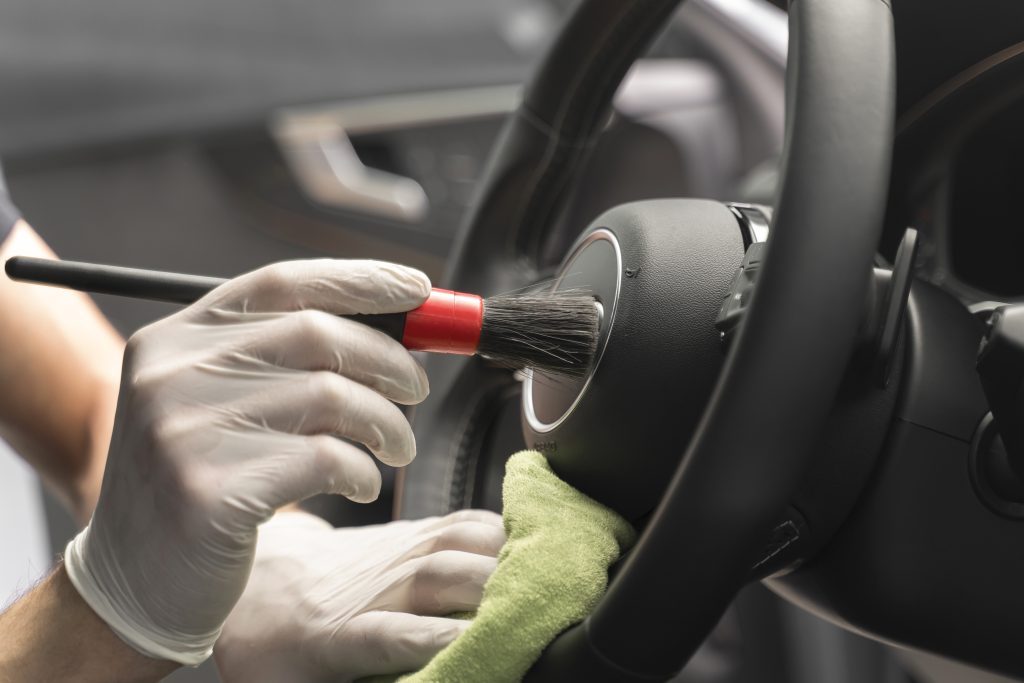 Desvendando os Segredos da CarSoul na Remoção de Odores e Higienização de Interiores Automotivos close no processo de cuidado do carro 5 1