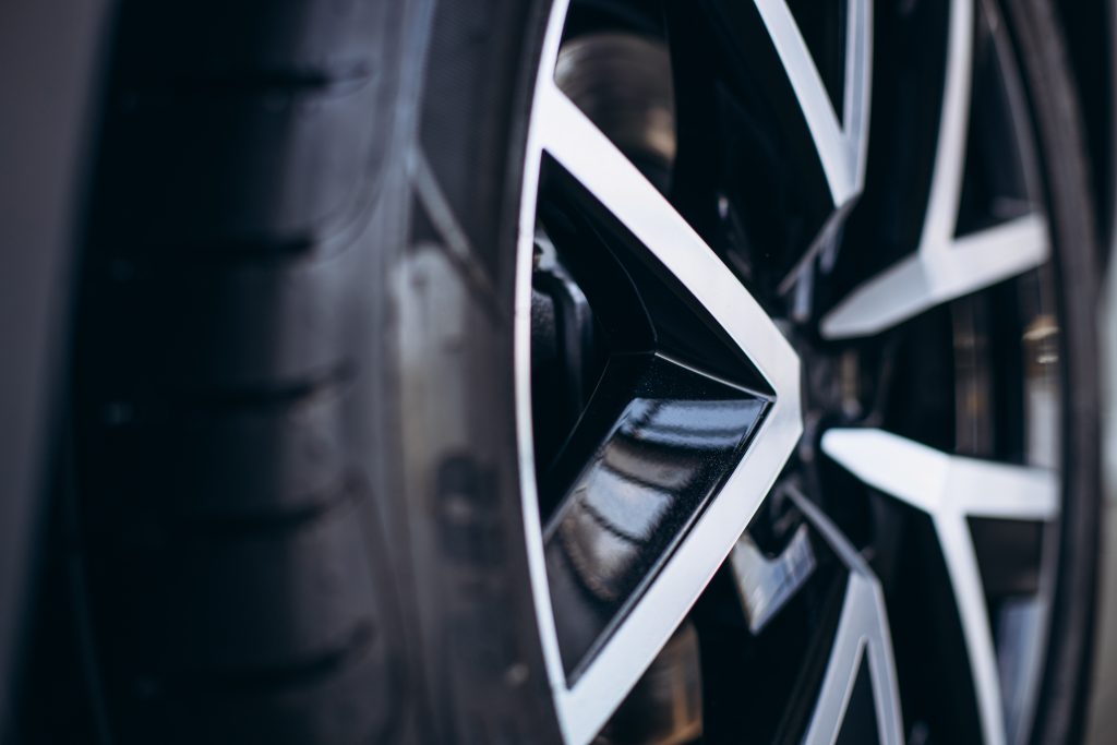 Envelopamento de Rodas: Transforme o Visual do seu Veículo com Estilo e Proteção roda de carro com pneus novos de perto